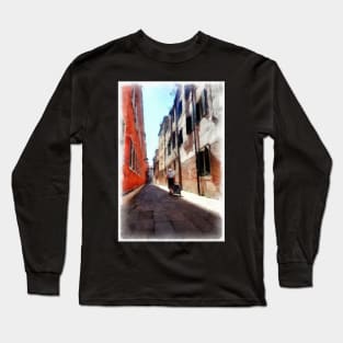 Lady with a destination - Venice, Italy Long Sleeve T-Shirt